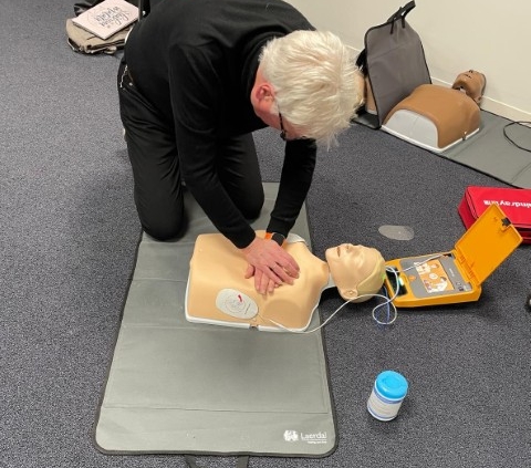reanimatie met AED op pop